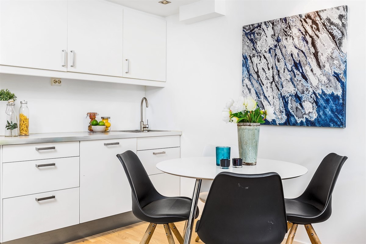 Hyggelig spiseplass på kjøkkenet. Galleribilde