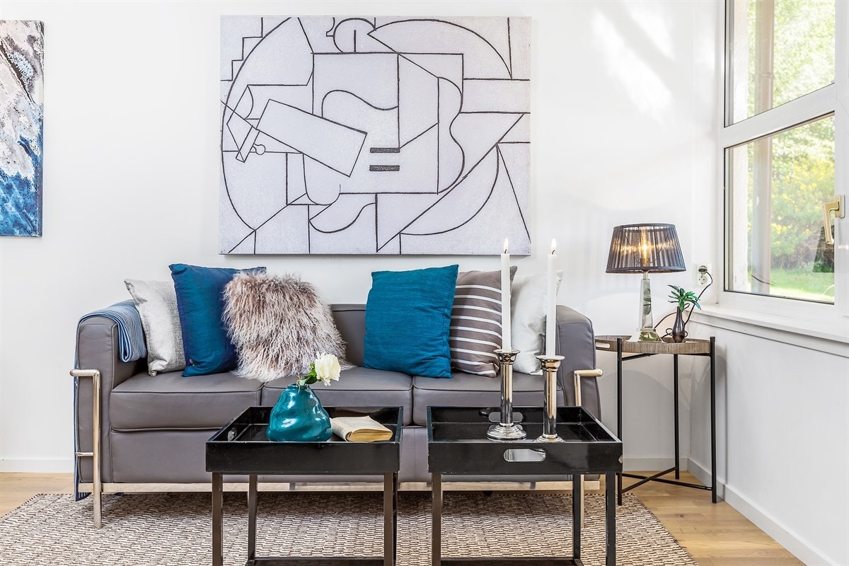 Store vindusflater som slipper inn mye naturlig dagslys. Galleribilde