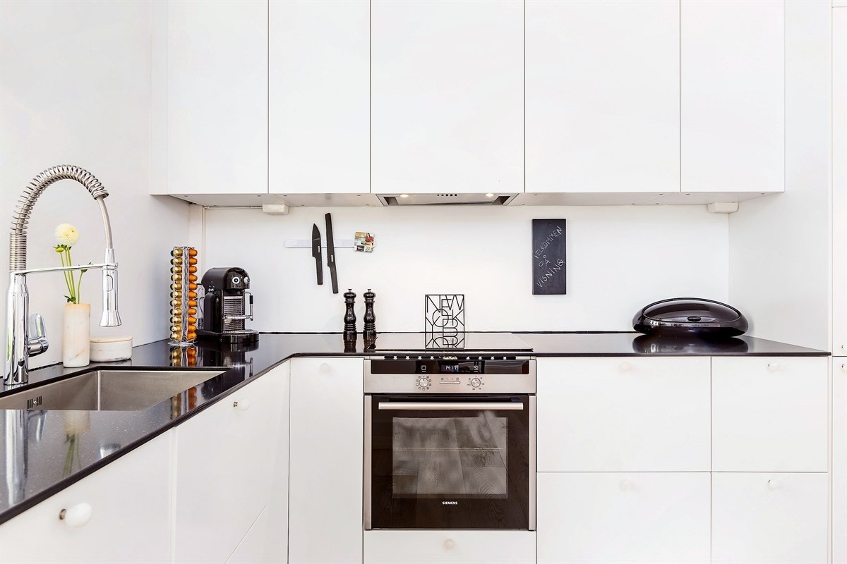 Delikat kjøkken med mye benk- og oppbevaringsplass. Galleribilde