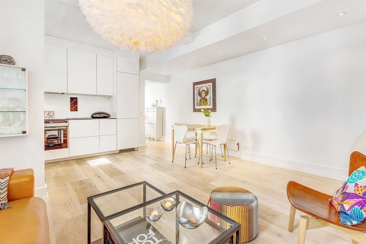 Kjøkkenet er utvilsomt den mest sosiale sonen, da er det perfekt at du har stue- og kjøkken i ett så kan du holde et øye med alle gjestene. Galleribilde