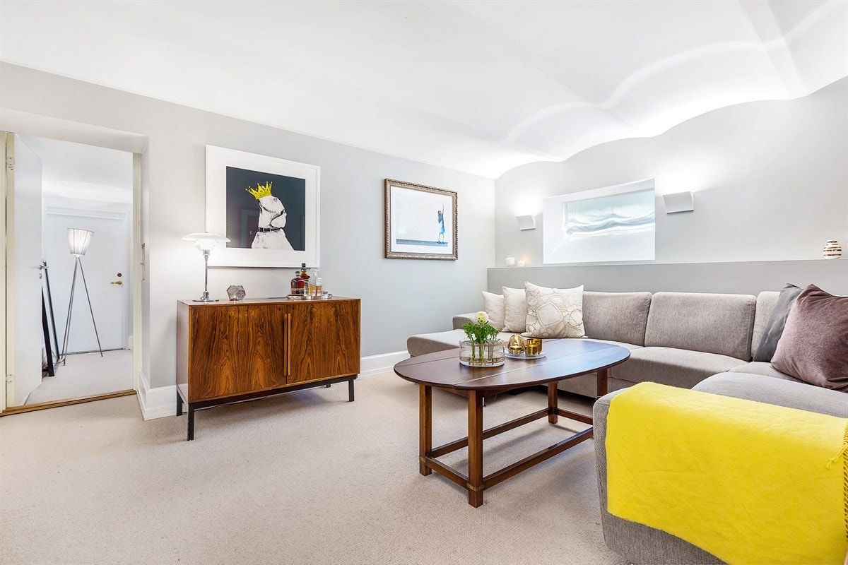 Stuen i underetasjen gjør det mulig for kompisbesøk nede, og venninnekveld oppe. Galleribilde