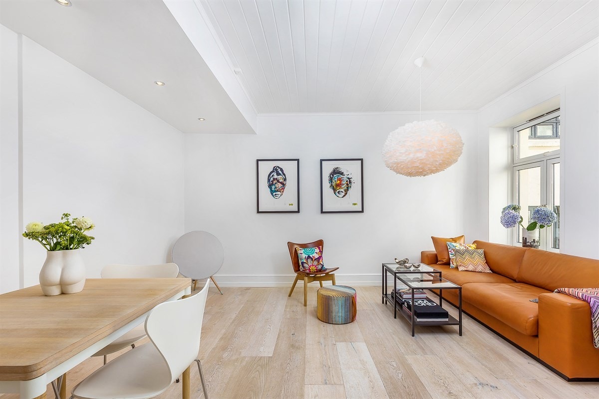 Delikat og åpen stue- og kjøkkenløsning. Galleribilde