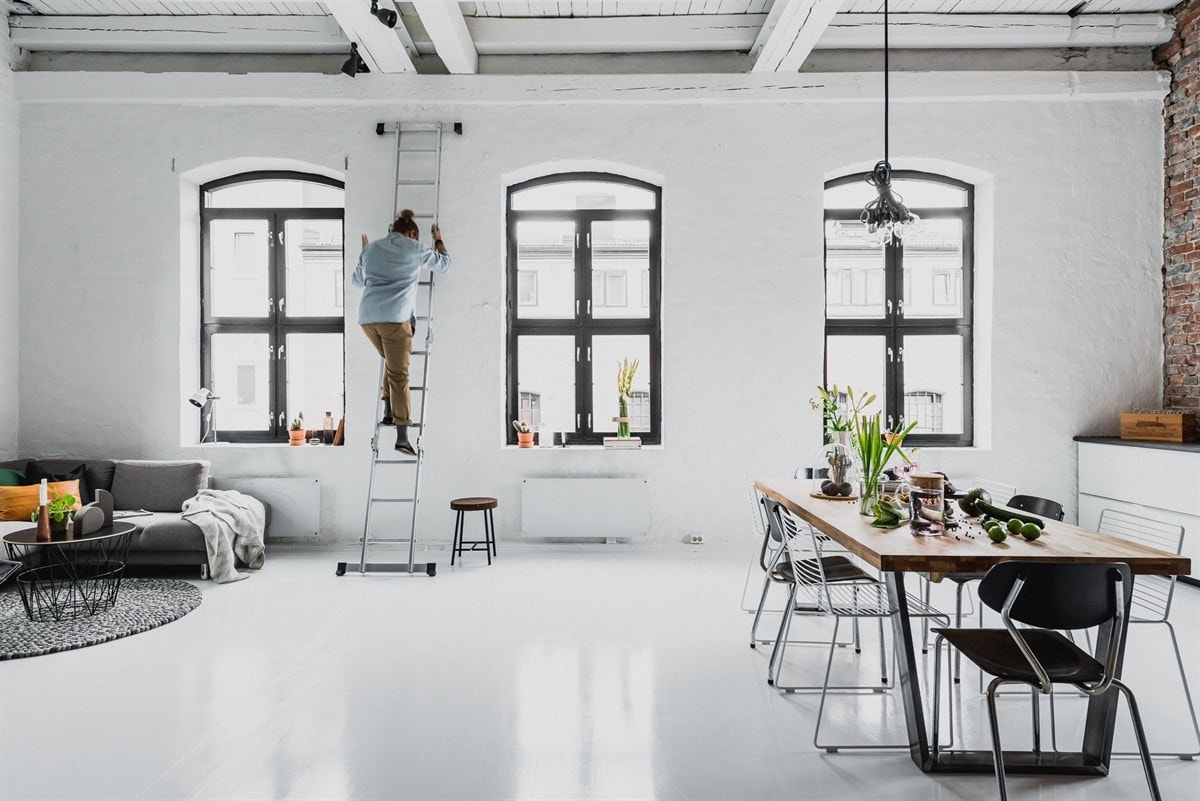 For deg som liker god romfølelse: Totalt 5 store fabrikkvinduer fyller rommet med naturlig lys Galleribilde