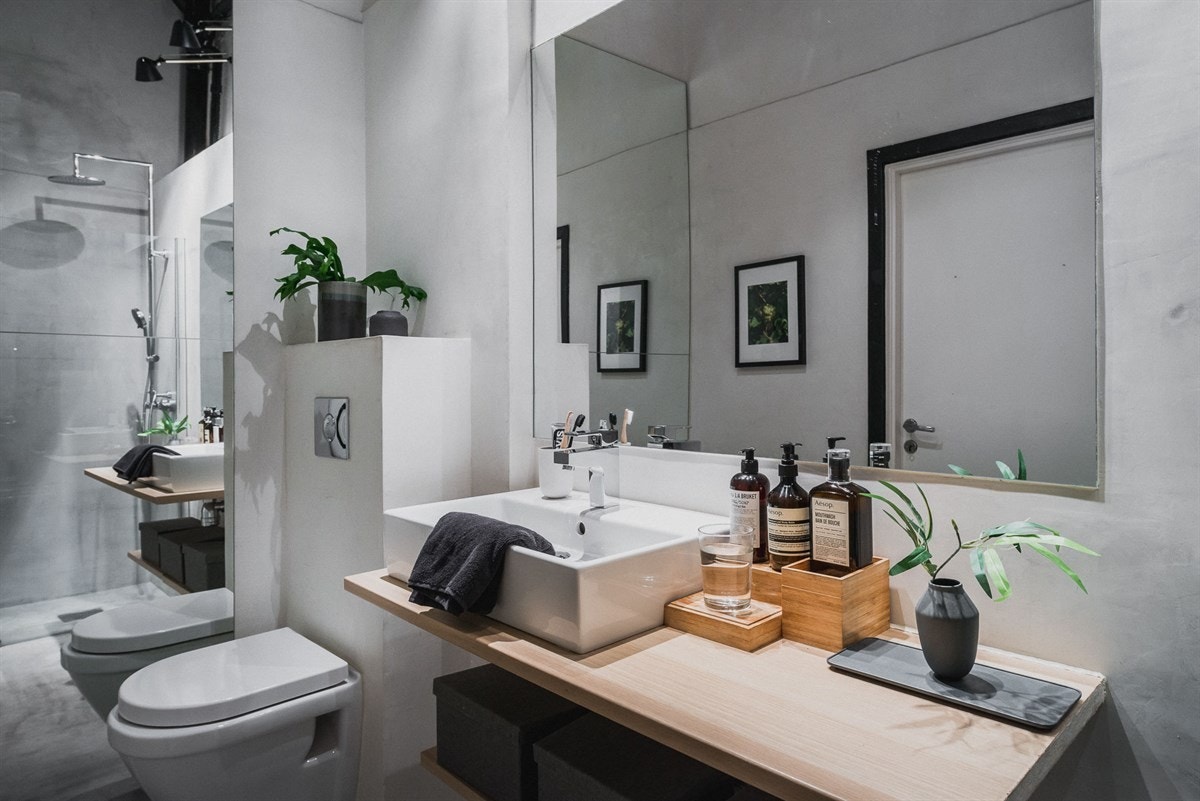 Et stilfullt, særegent uttrykk preger også badet. Gulvet og veggflatene er dekket med mikrosement. Stor speilfalte. Galleribilde