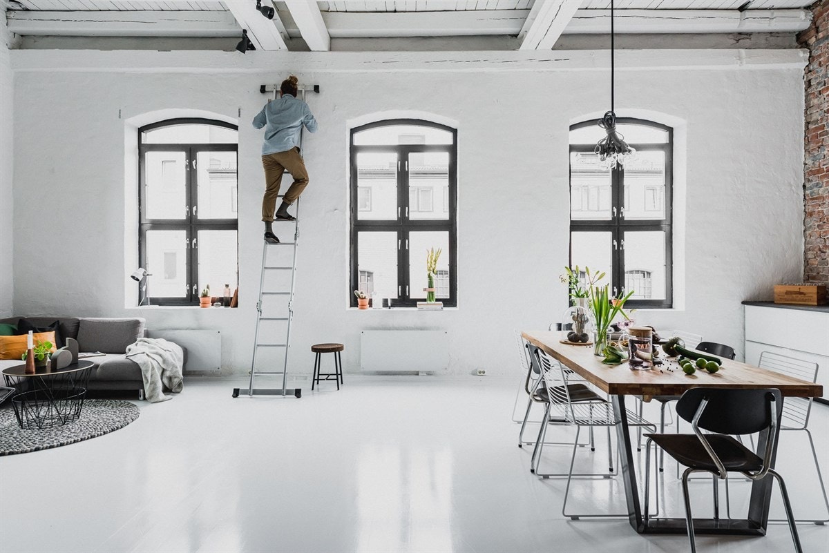 For deg som liker god romfølelse: Totalt 5 store fabrikkvinduer fyller rommet med naturlig lys Galleribilde