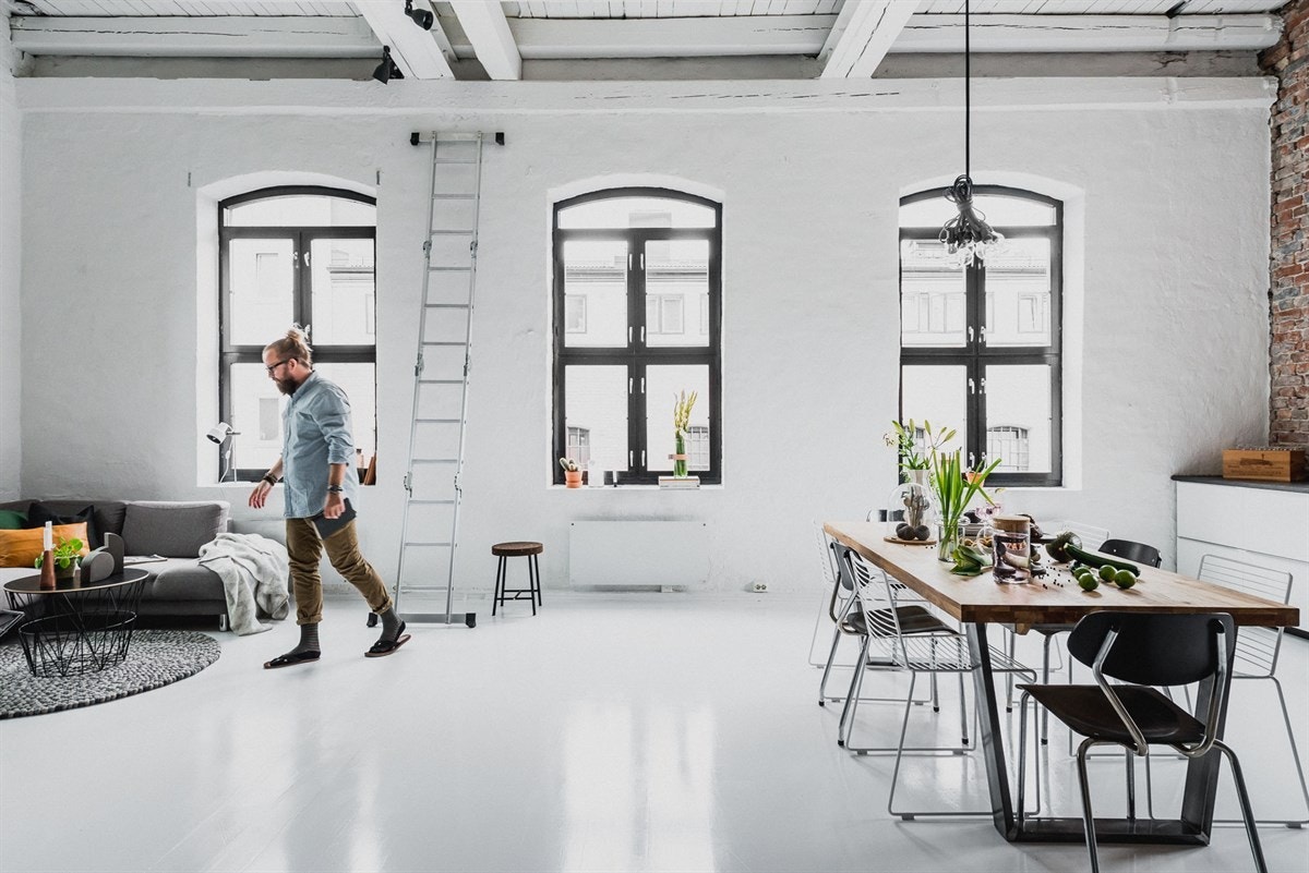 For deg som liker god romfølelse: Totalt 5 store fabrikkvinduer fyller rommet med naturlig lys Galleribilde