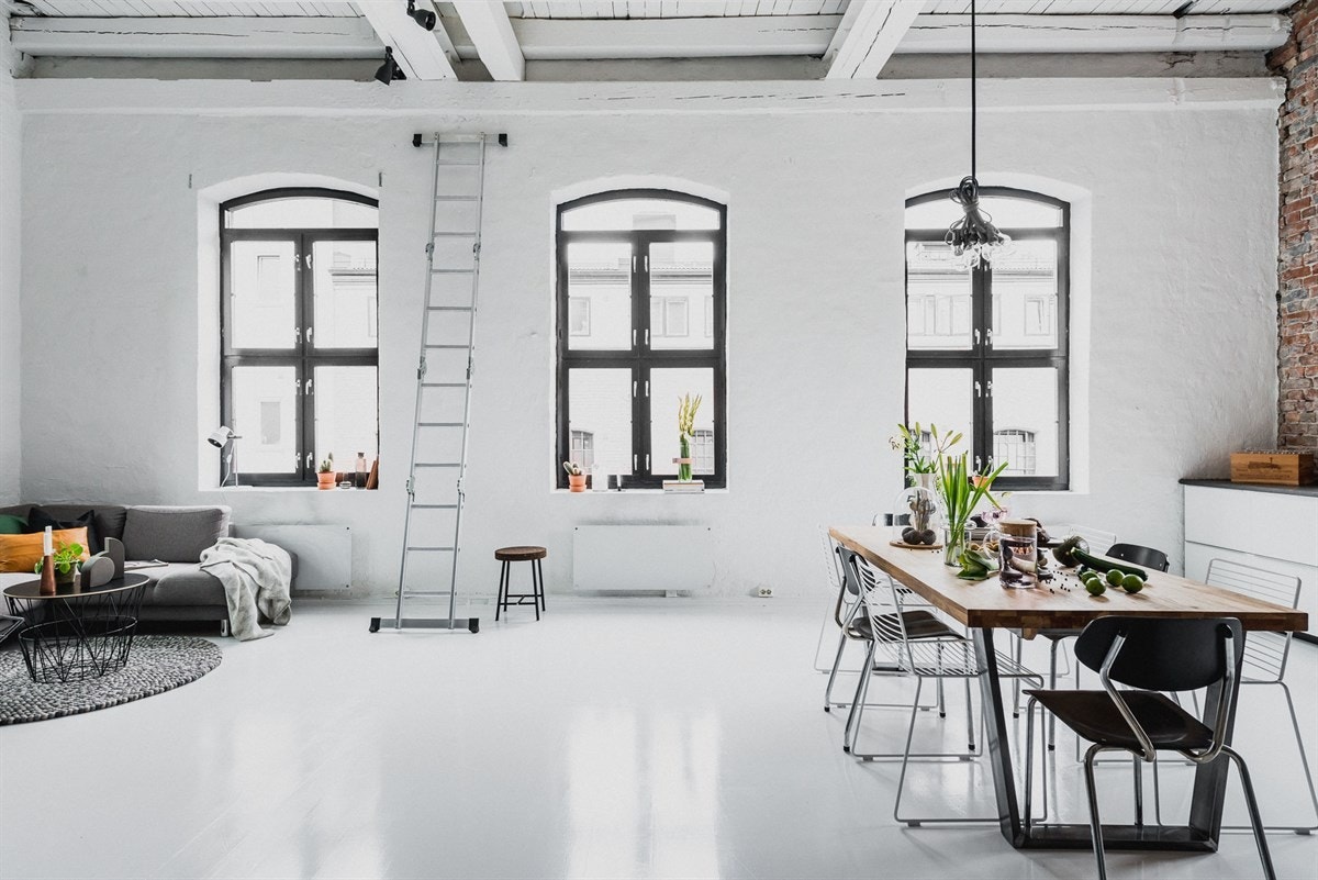 For deg som liker god romfølelse: Totalt 5 store fabrikkvinduer fyller rommet med naturlig lys Galleribilde