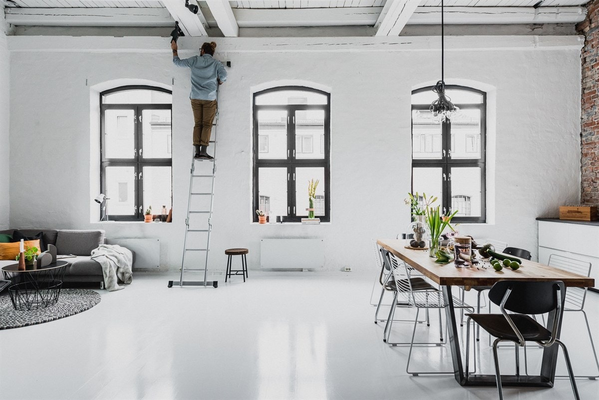 For deg som liker god romfølelse: Totalt 5 store fabrikkvinduer fyller rommet med naturlig lys Galleribilde