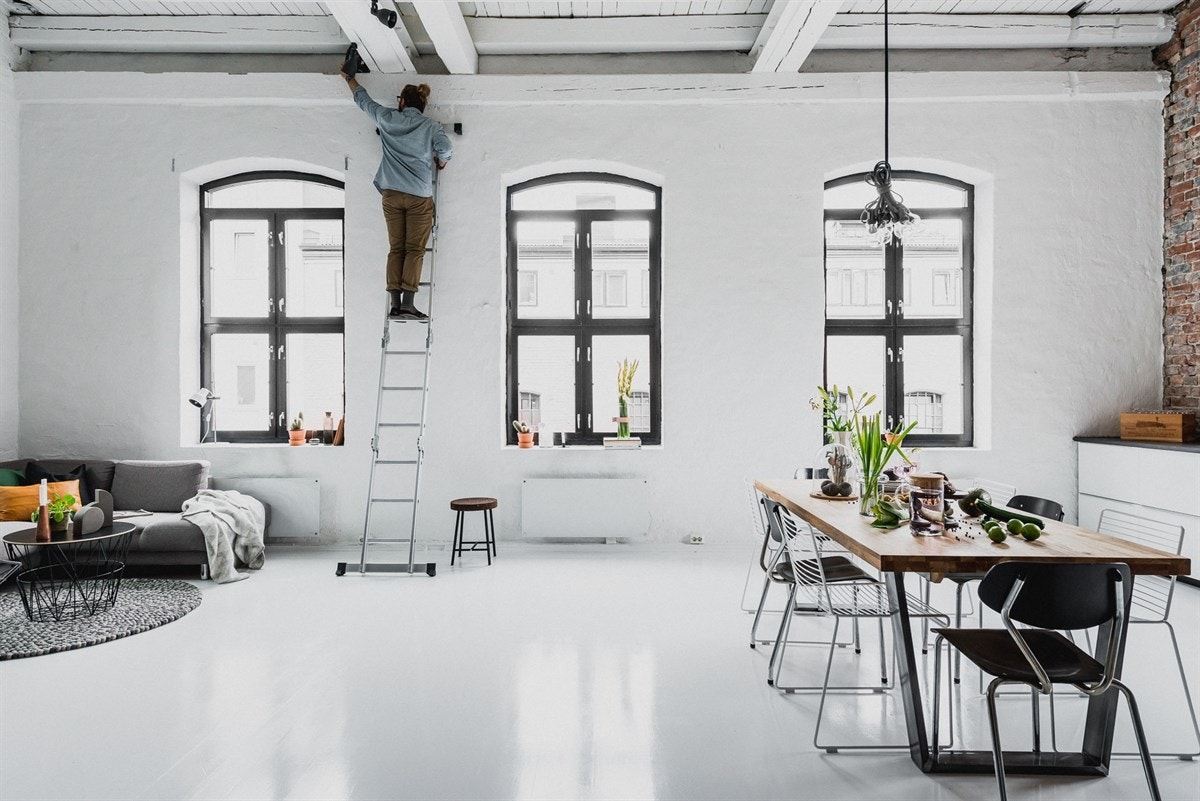 For deg som liker god romfølelse: Totalt 5 store fabrikkvinduer fyller rommet med naturlig lys Galleribilde