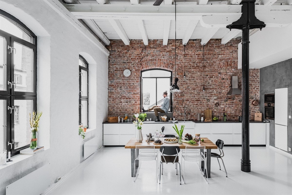 260 kubikk oppholdsrom med hele 4,2 meter under taket - må oppleves! Galleribilde