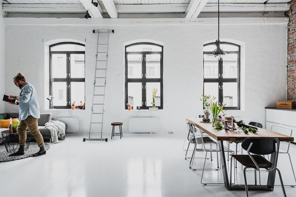 For deg som liker god romfølelse: Totalt 5 store fabrikkvinduer fyller rommet med naturlig lys Galleribilde