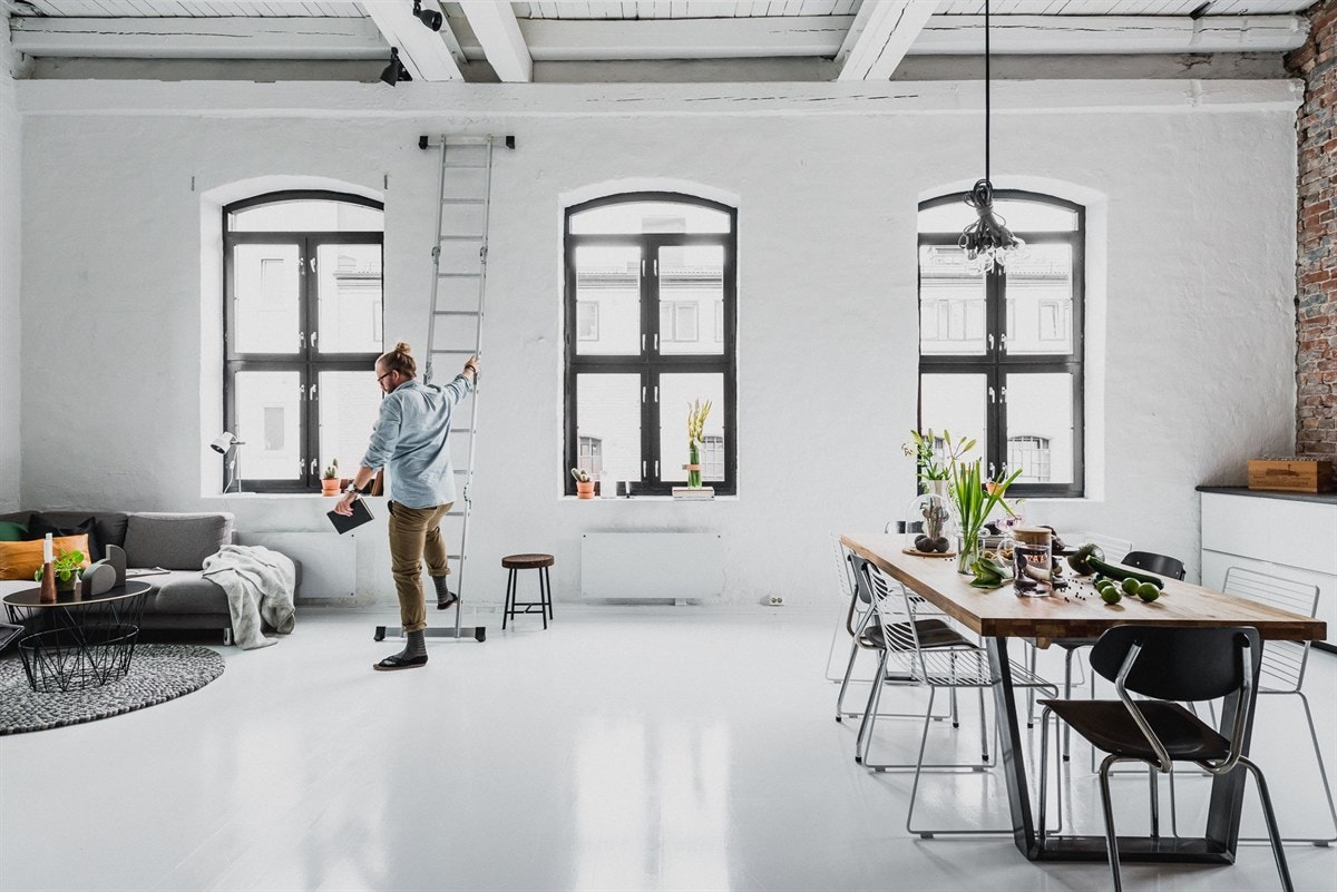 For deg som liker god romfølelse: Totalt 5 store fabrikkvinduer fyller rommet med naturlig lys Galleribilde