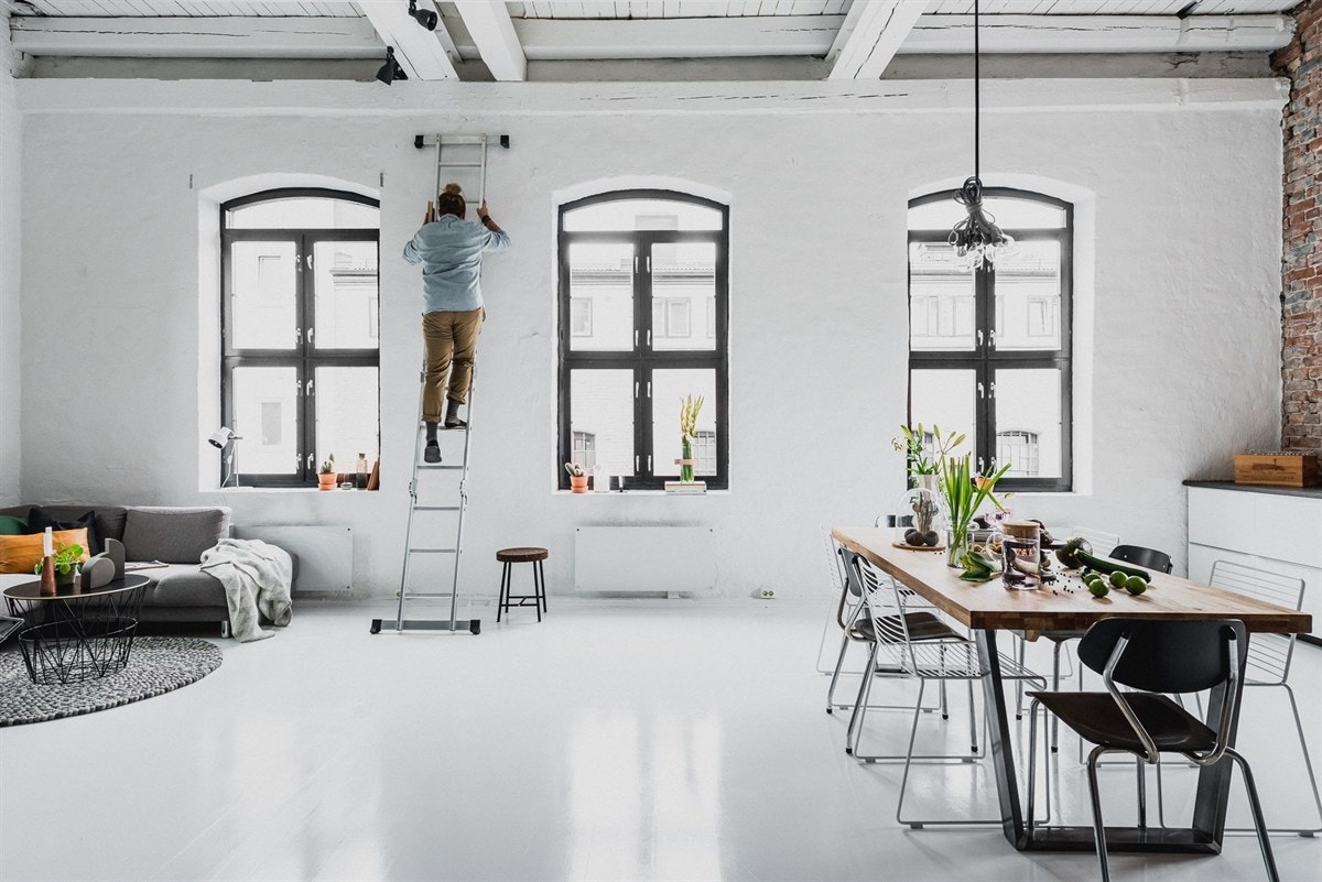 For deg som liker god romfølelse: Totalt 5 store fabrikkvinduer fyller rommet med naturlig lys Galleribilde