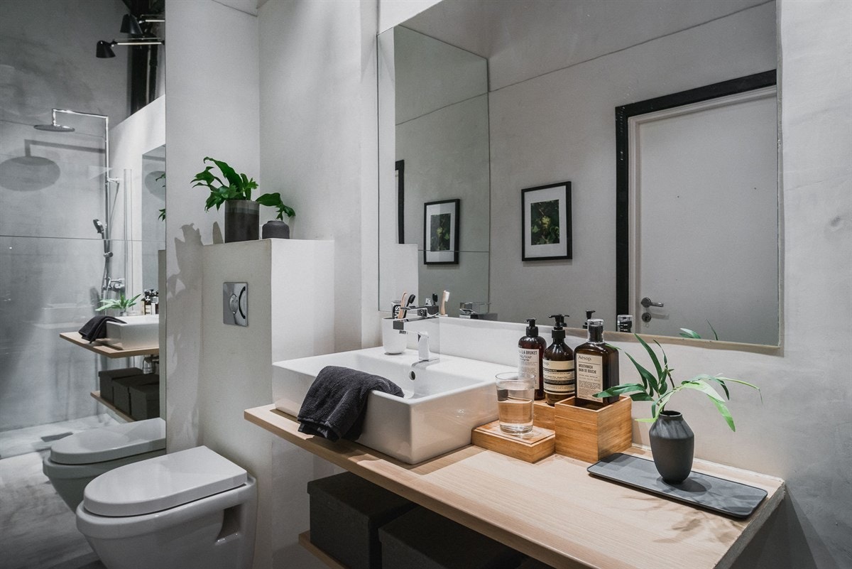 Et stilfullt, særegent uttrykk preger også badet. Gulvet og veggflatene er dekket med mikrosement. Stor speilfalte. Galleribilde