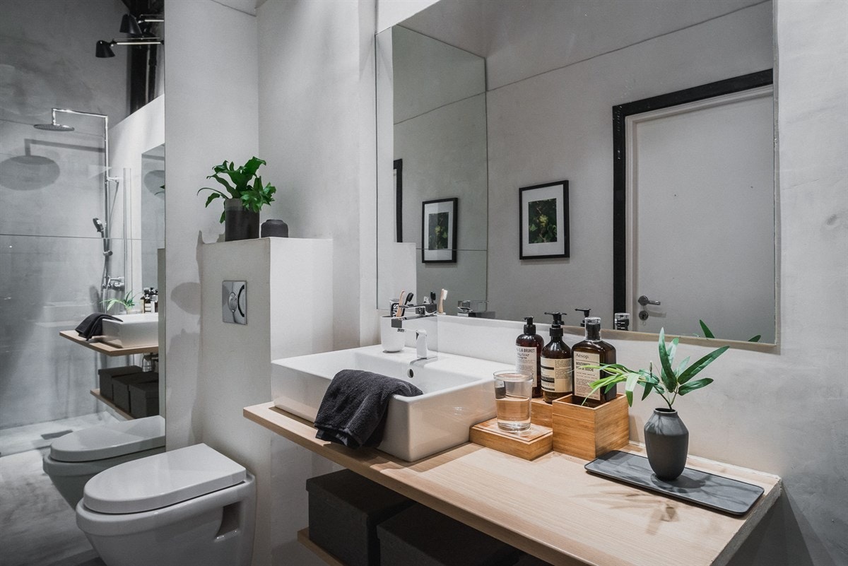 Et stilfullt, særegent uttrykk preger også badet. Gulvet og veggflatene er dekket med mikrosement. Stor speilfalte. Galleribilde