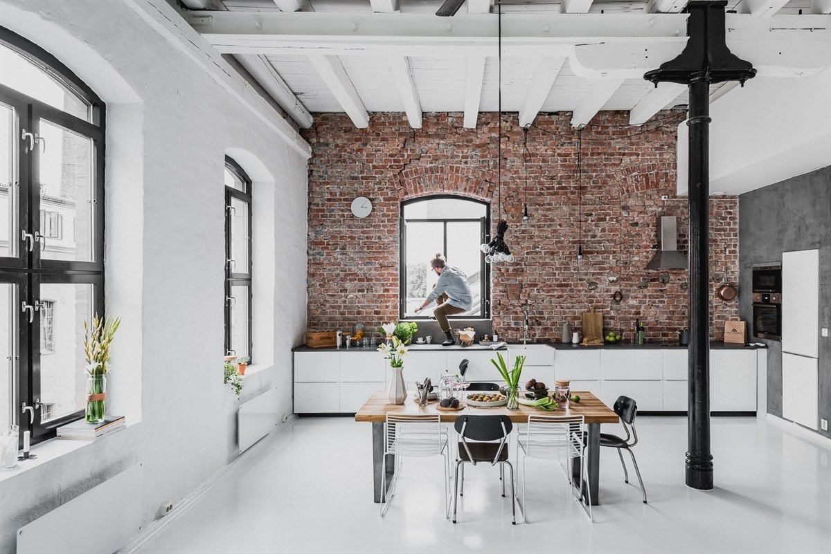 260 kubikk oppholdsrom med hele 4,2 meter under taket - må oppleves! Galleribilde