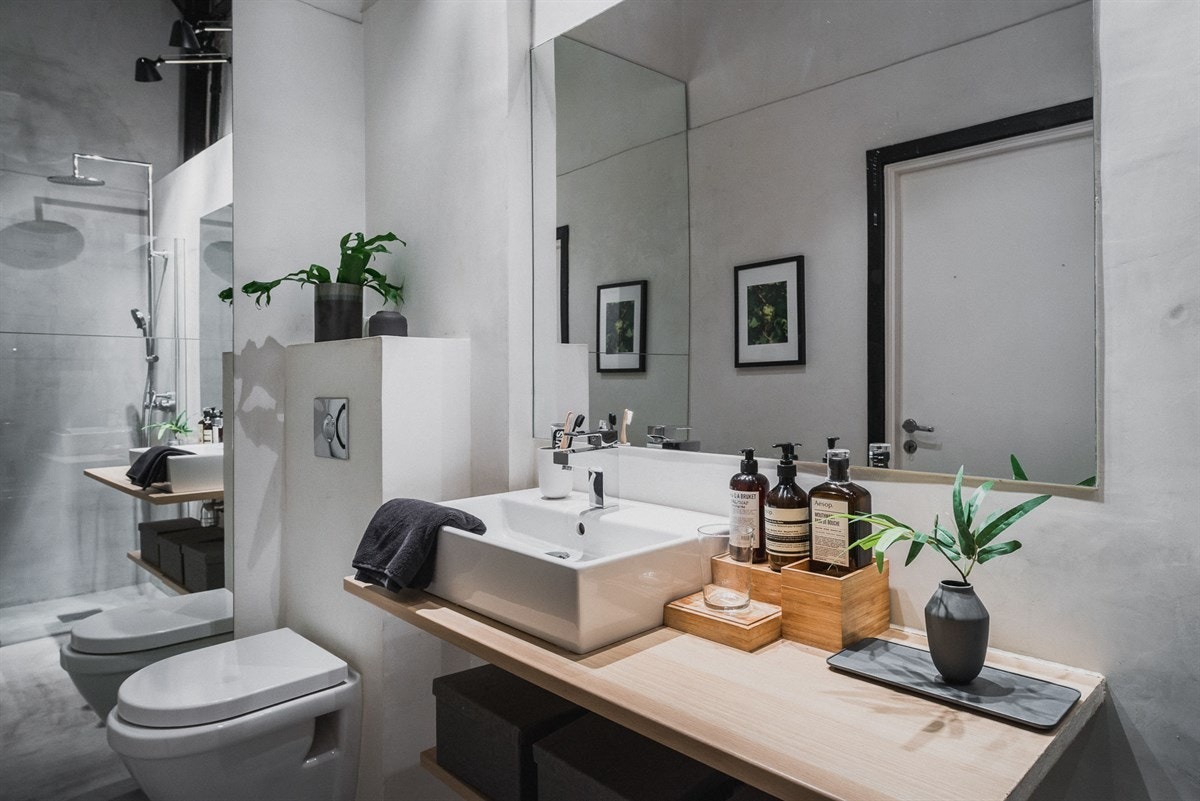 Et stilfullt, særegent uttrykk preger også badet. Gulvet og veggflatene er dekket med mikrosement. Stor speilfalte. Galleribilde