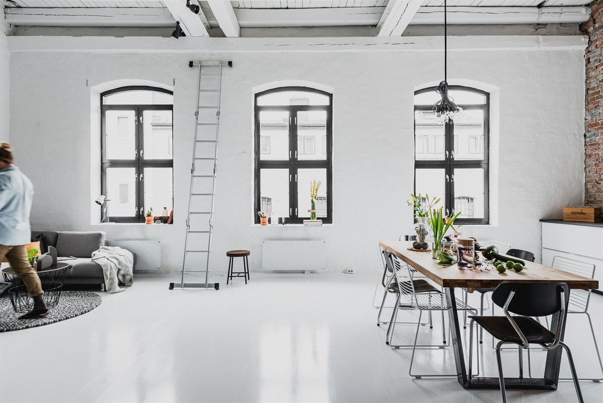 For deg som liker god romfølelse: Totalt 5 store fabrikkvinduer fyller rommet med naturlig lys Galleribilde