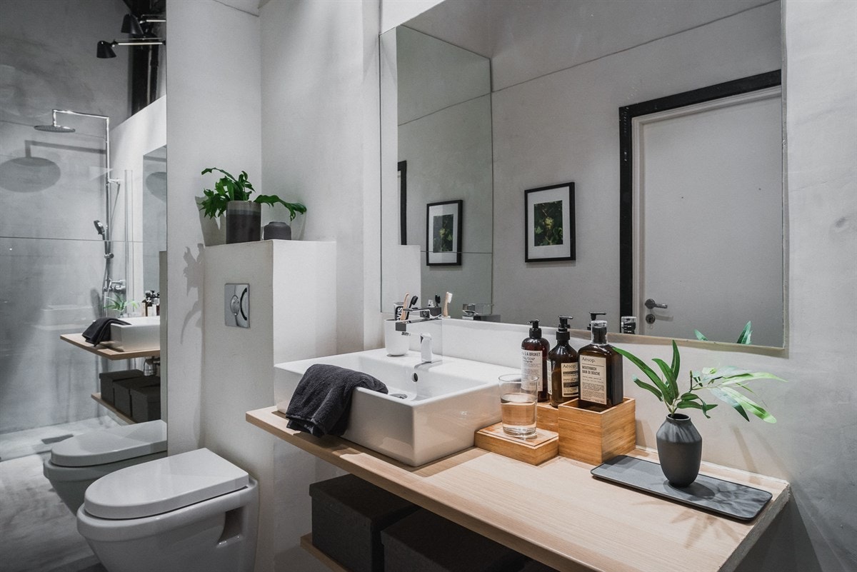 Et stilfullt, særegent uttrykk preger også badet. Gulvet og veggflatene er dekket med mikrosement. Stor speilfalte. Galleribilde