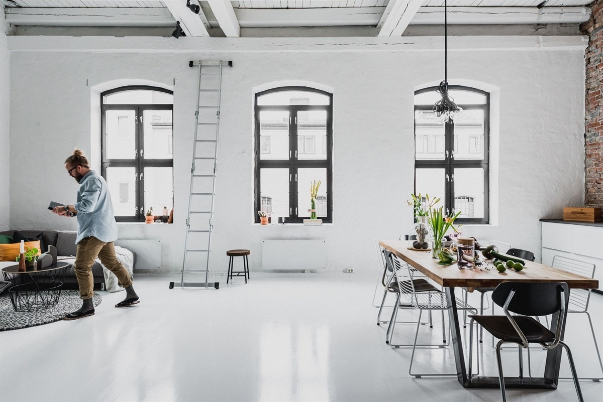 For deg som liker god romfølelse: Totalt 5 store fabrikkvinduer fyller rommet med naturlig lys Galleribilde