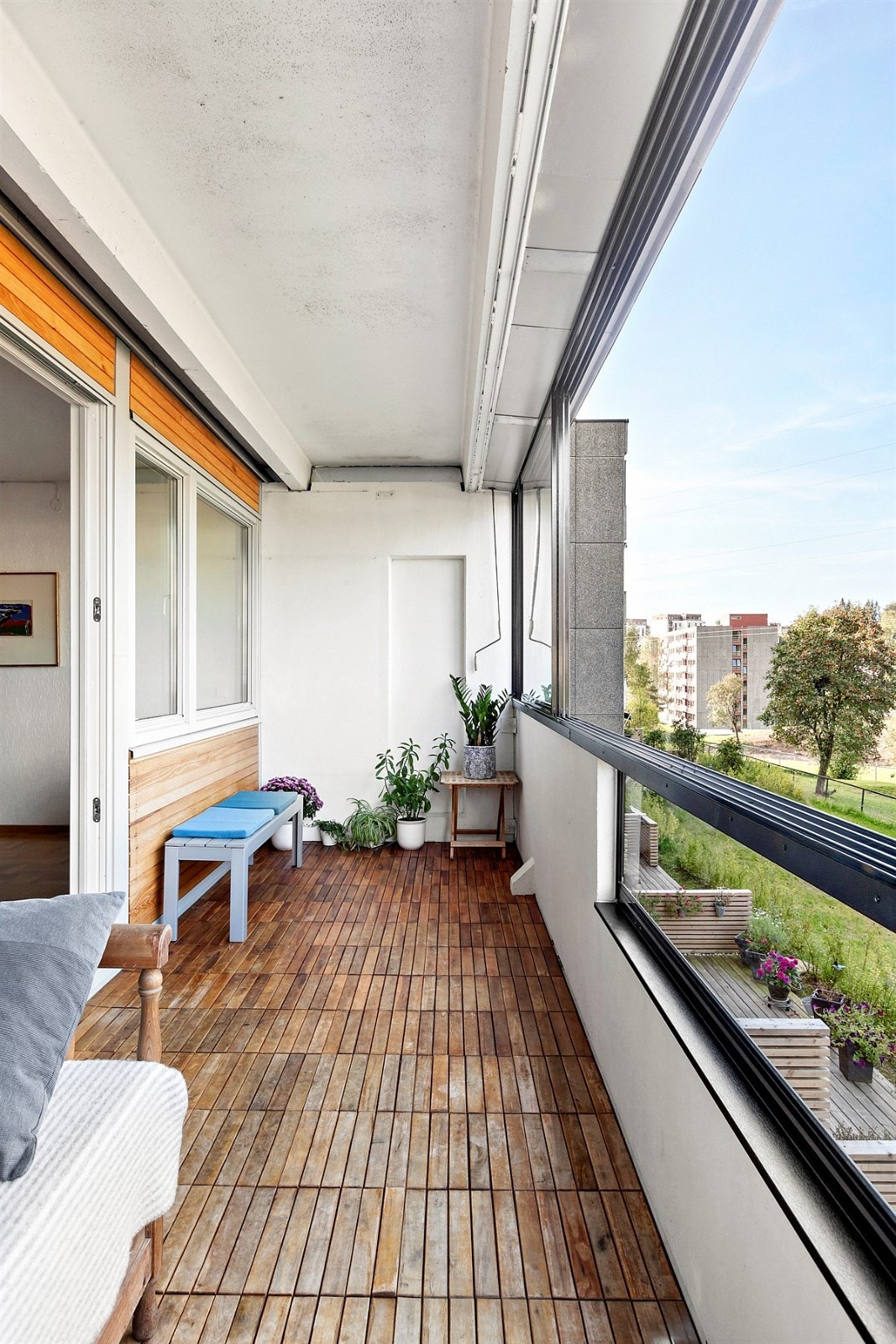 Stor innglasset balkong med ettermiddags/kveldssol Galleribilde