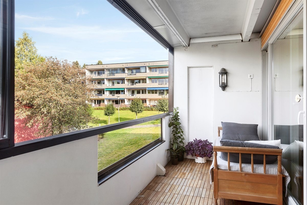 Utgang fra stuen til nordvestvendt balkong med gode solforhold og pent utsyn Galleribilde