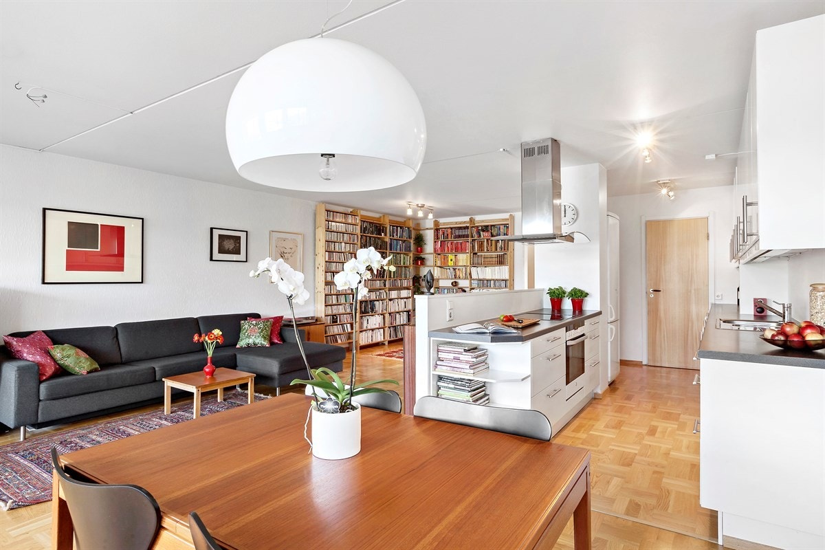 Stuen er romslig og har god plass til diverse sittegrupper Galleribilde