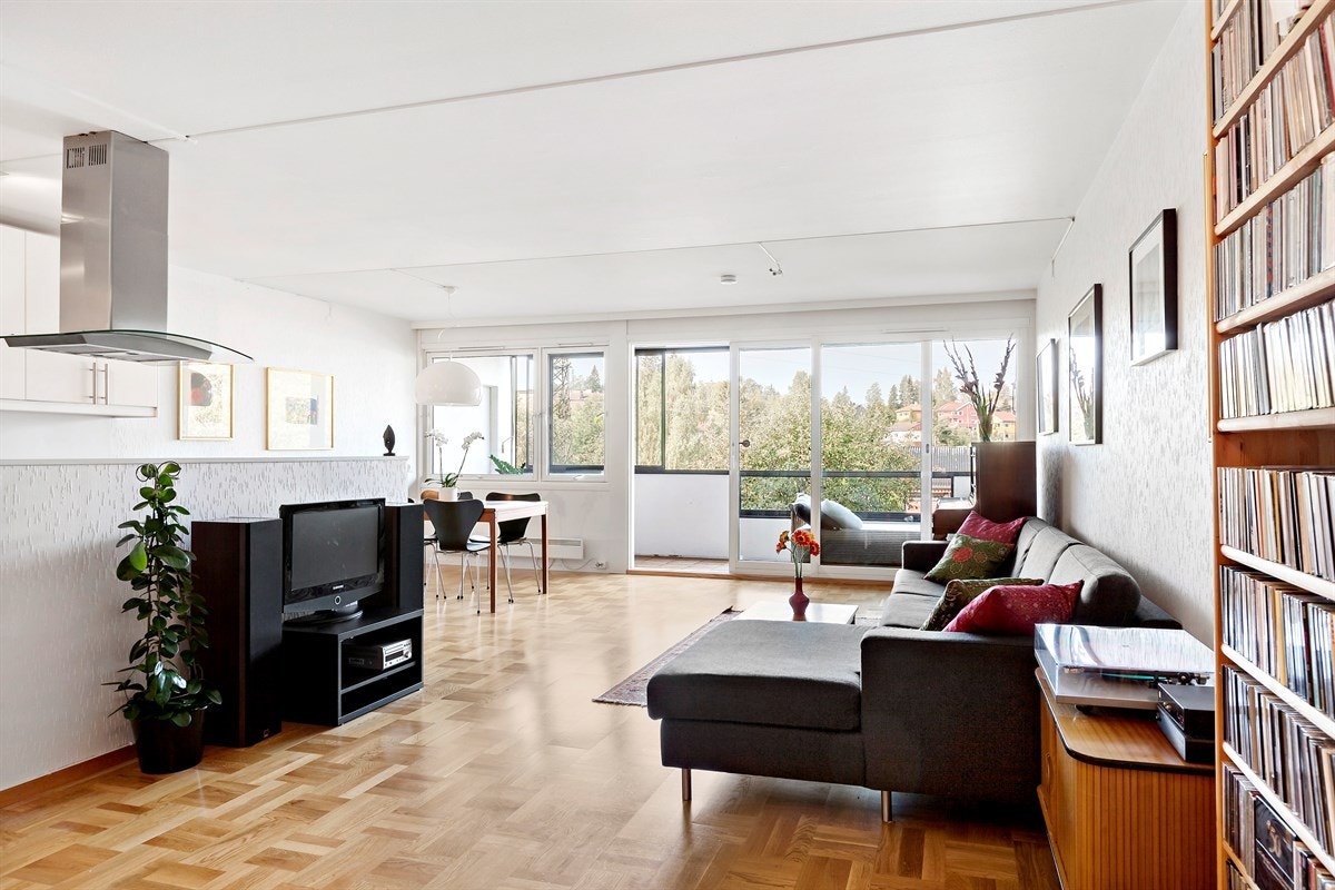 Lys og gjennomgående leilighet av god standard, beliggende i byggets annen etasje Galleribilde