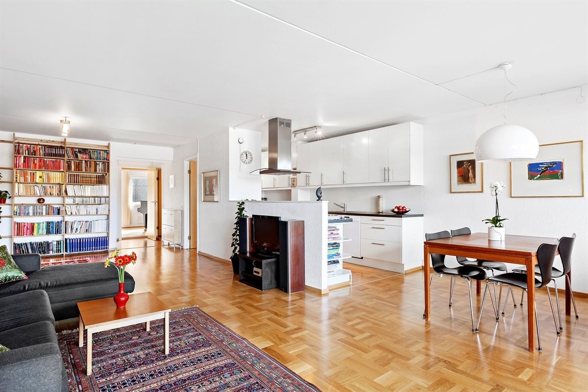 Den delvis åpne stue/kjøkken løsningen gjør dette til et meget sosialt oppholdsrom Galleribilde