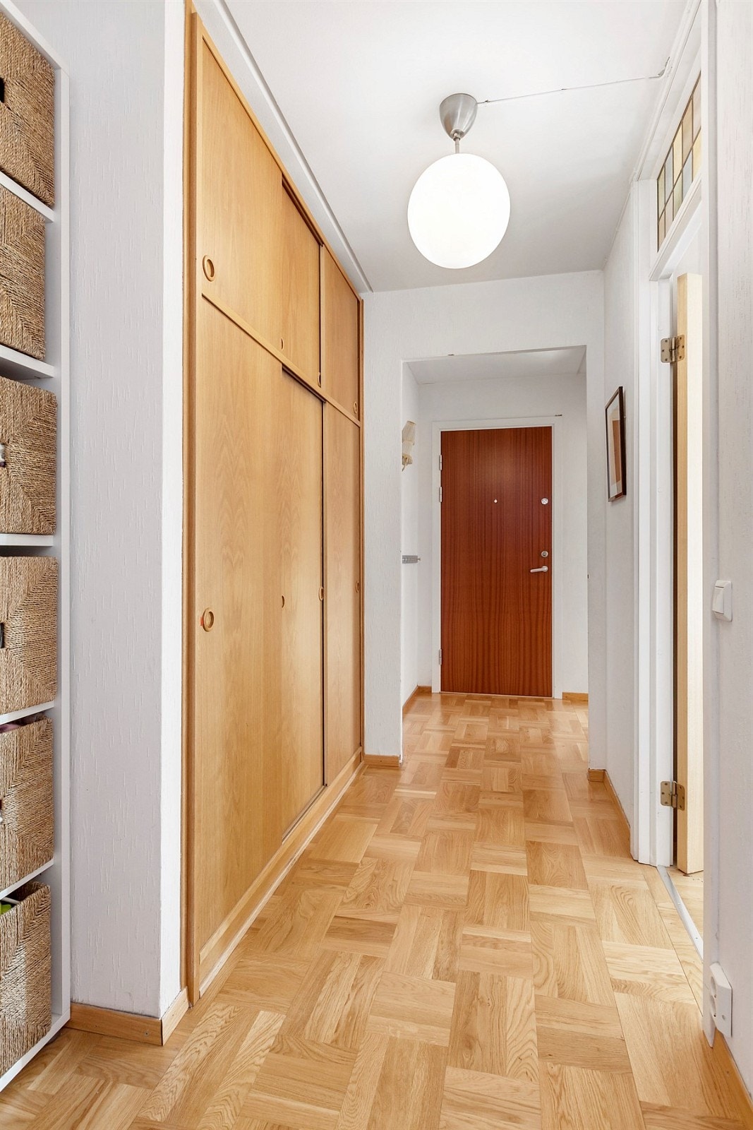 Romslig entré med skyvedørsgarderobe for oppbevaring Galleribilde