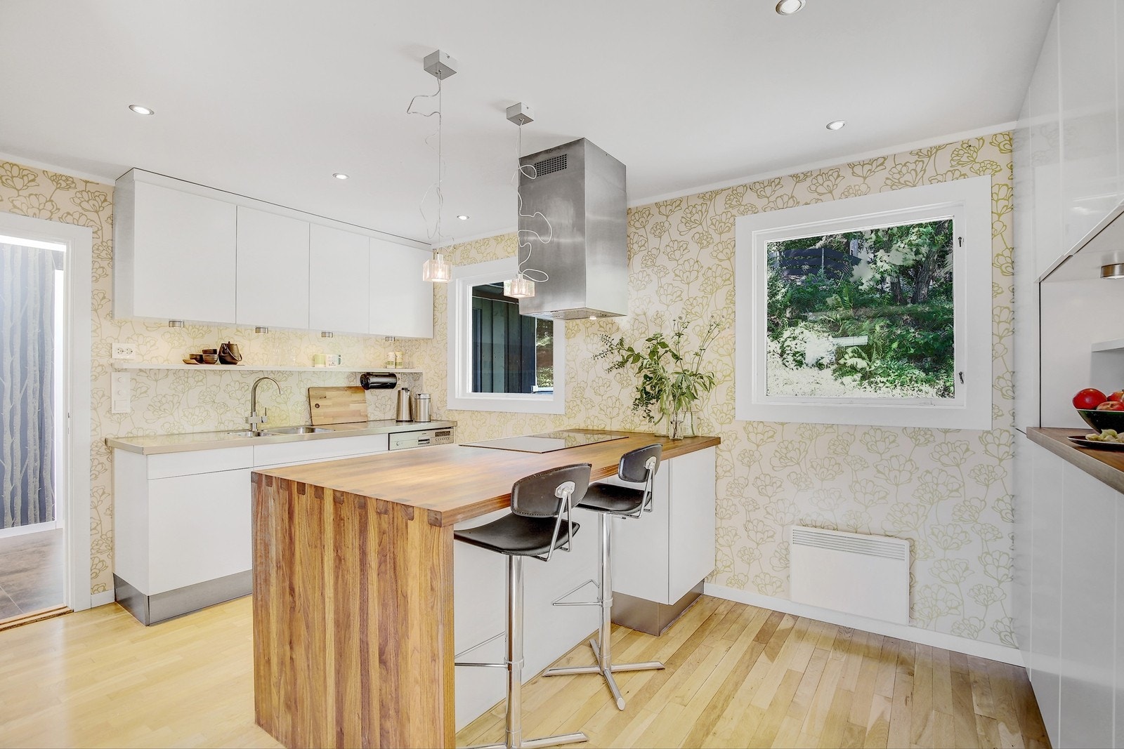 Pent kjøkken med integrerte hvitevarer og sitteplass Galleribilde