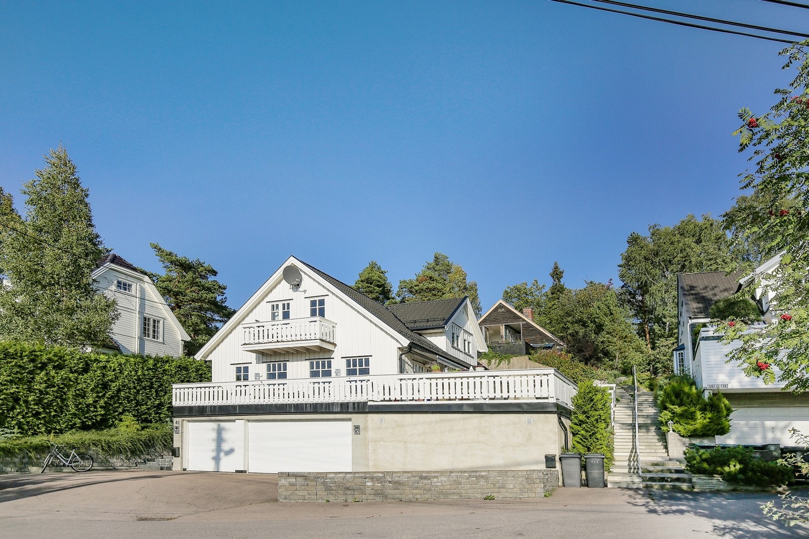 Boligen har tinglyst bruksrett til 2 garasjeplasser i Munkerudåsen 41 sin garasje. Automatisk garasjeport. Det er skiferlagt trappeadkomst med varmekabler fra høyre side av garasjen og opp til boligen. Galleribilde