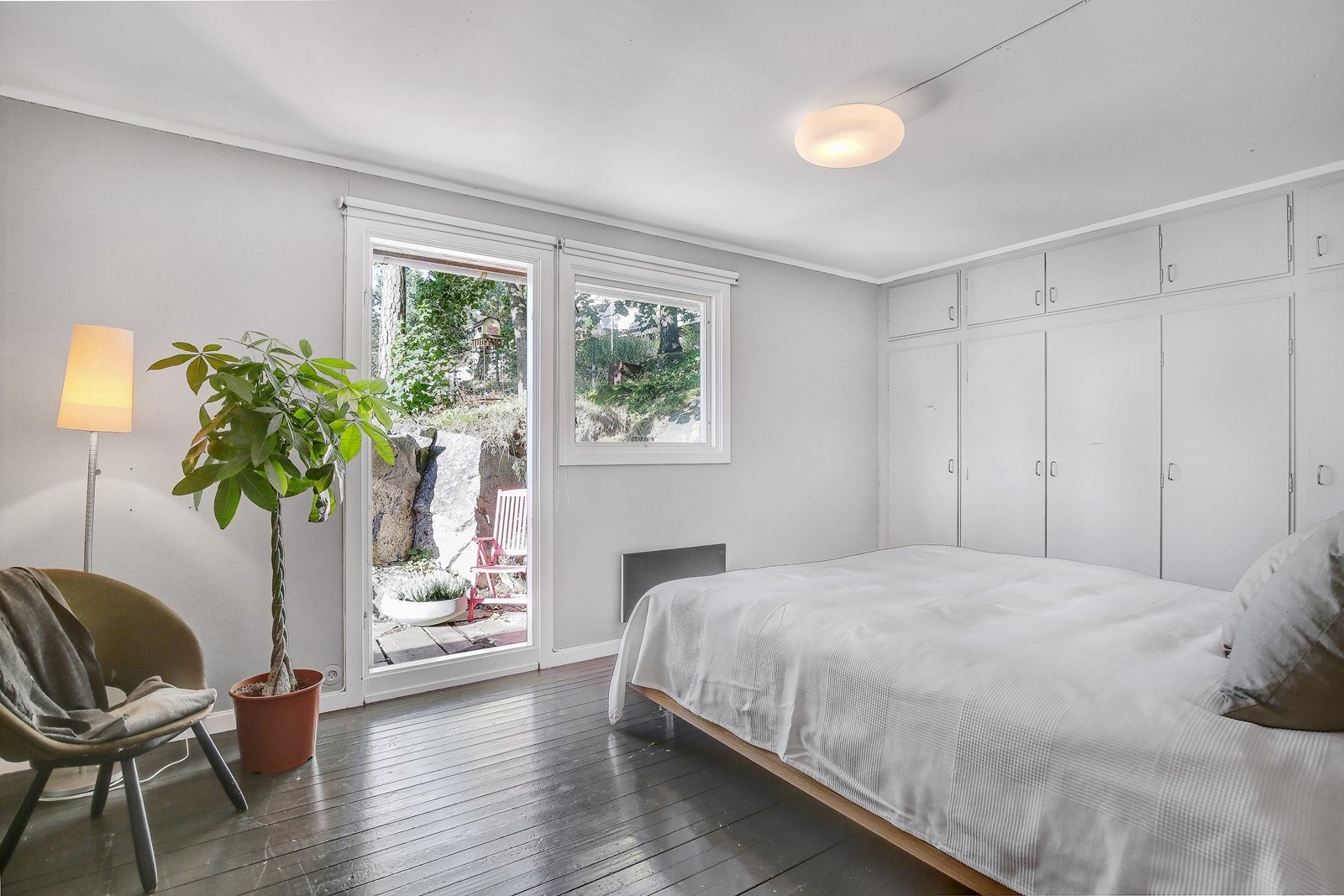 Soverom 1 (alt. tv-stue) i 1.etasje med utgang til herlig uteplass Galleribilde