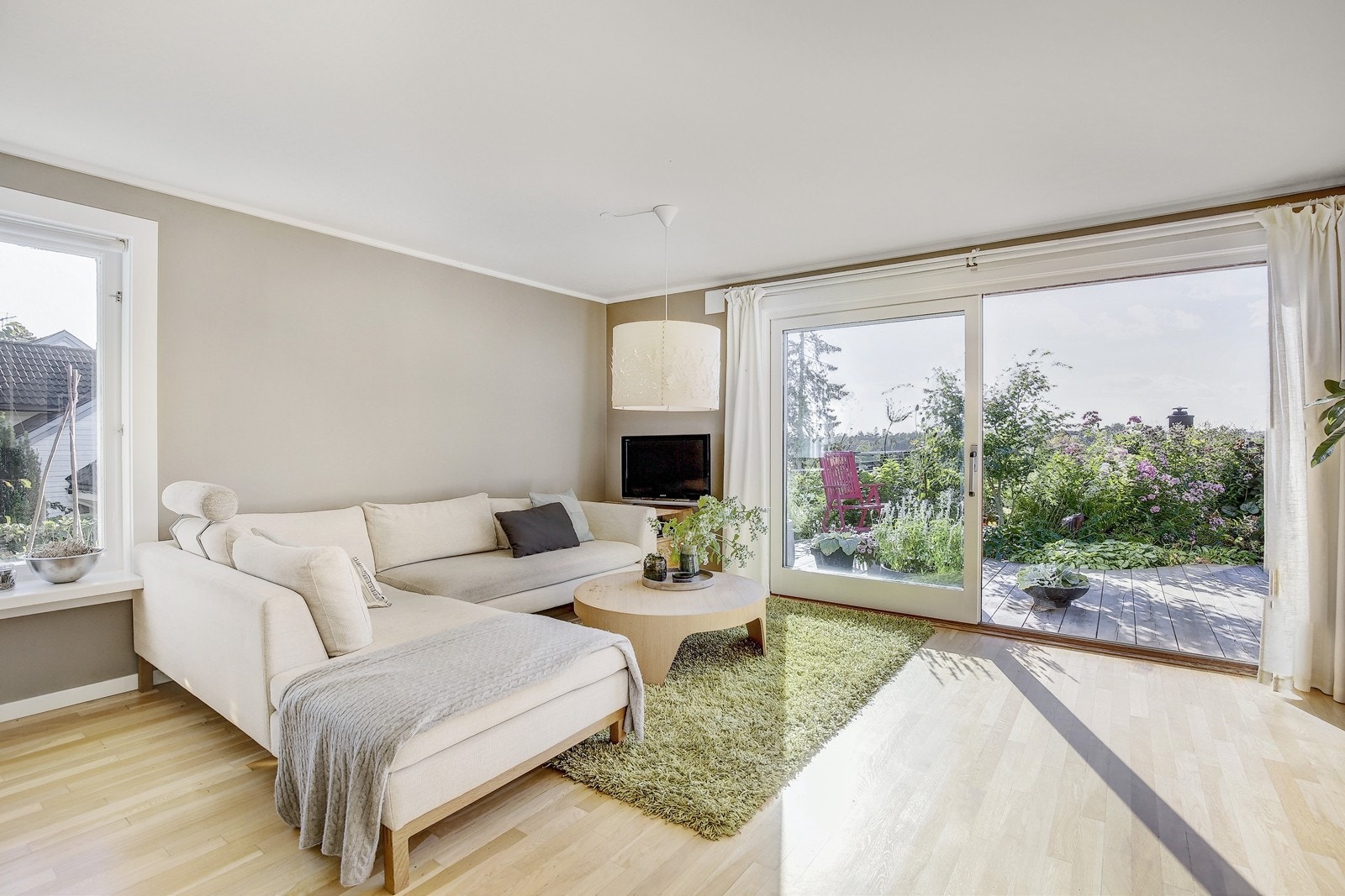 Stuen med utgang til solrik terrasse Galleribilde