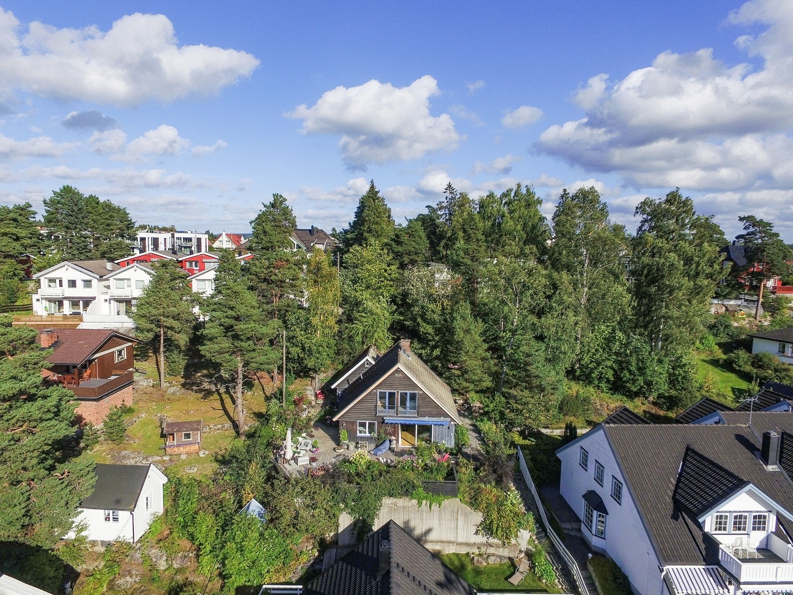 Boligen har solrik beliggenhet på en liten høyde Galleribilde