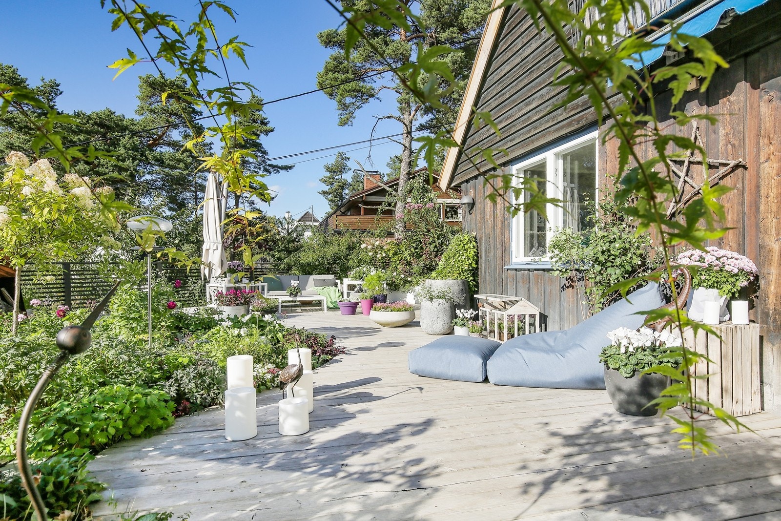 Vestvendt terrasse med gode solforhold Galleribilde