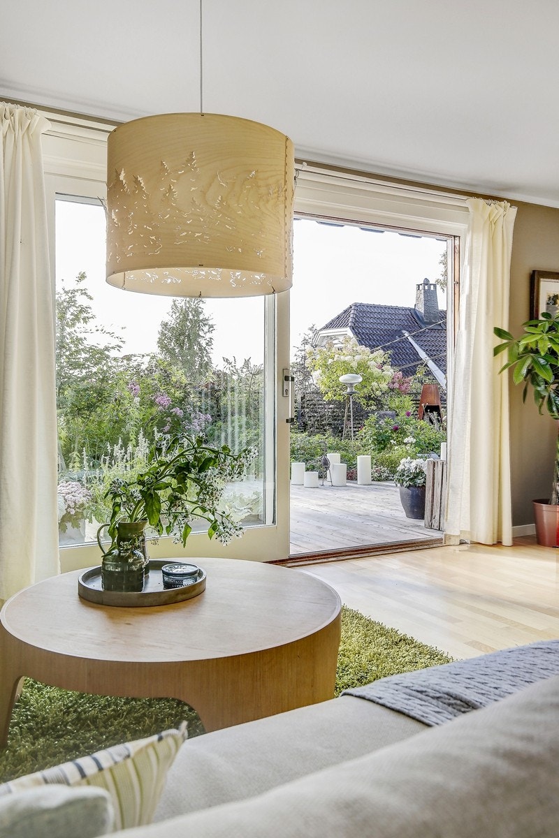 Store vindusflater slipper inn godt med lys og fører deg ut til terrassen Galleribilde