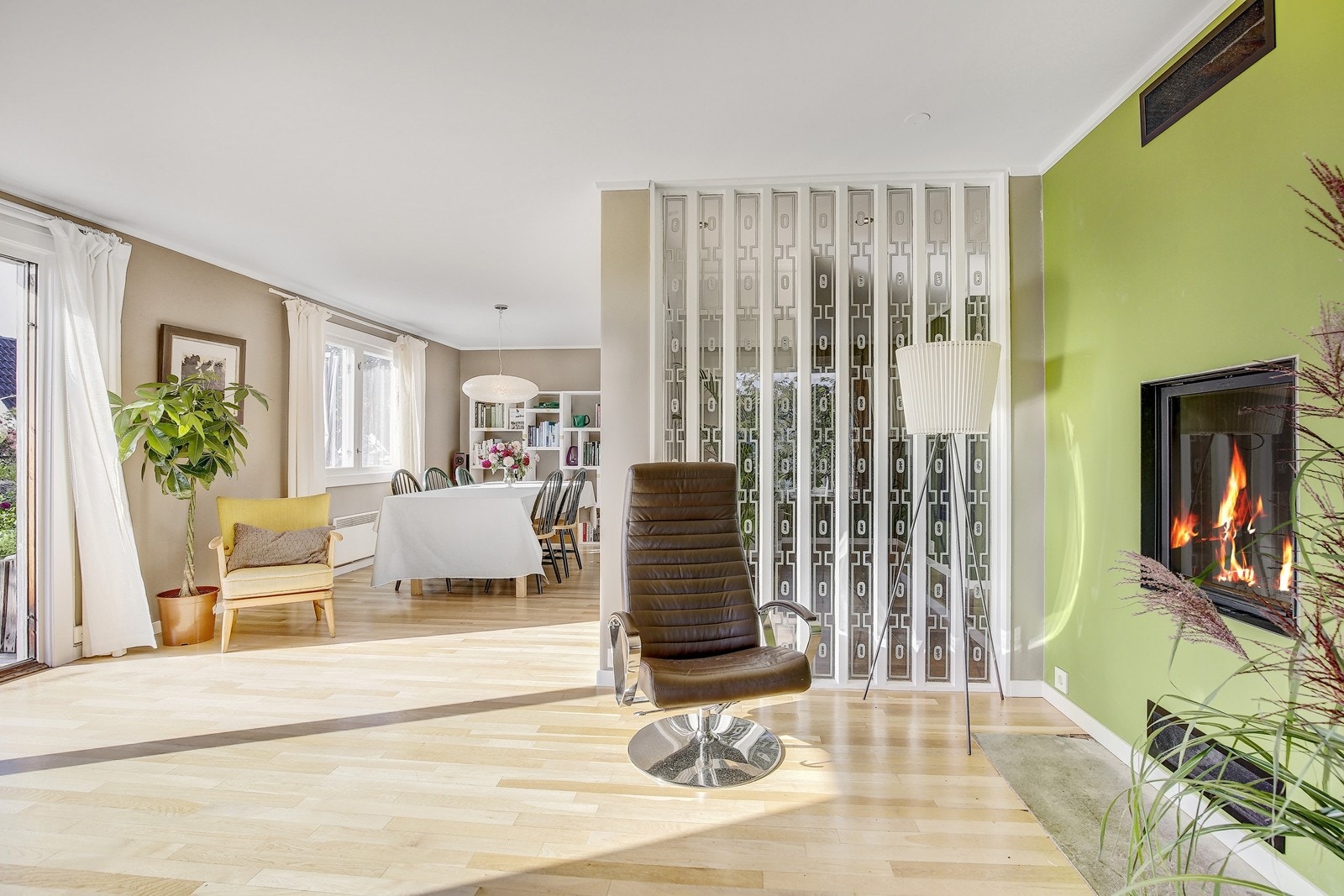 Stuen har godt med plass og utgang til solrik terrasse Galleribilde