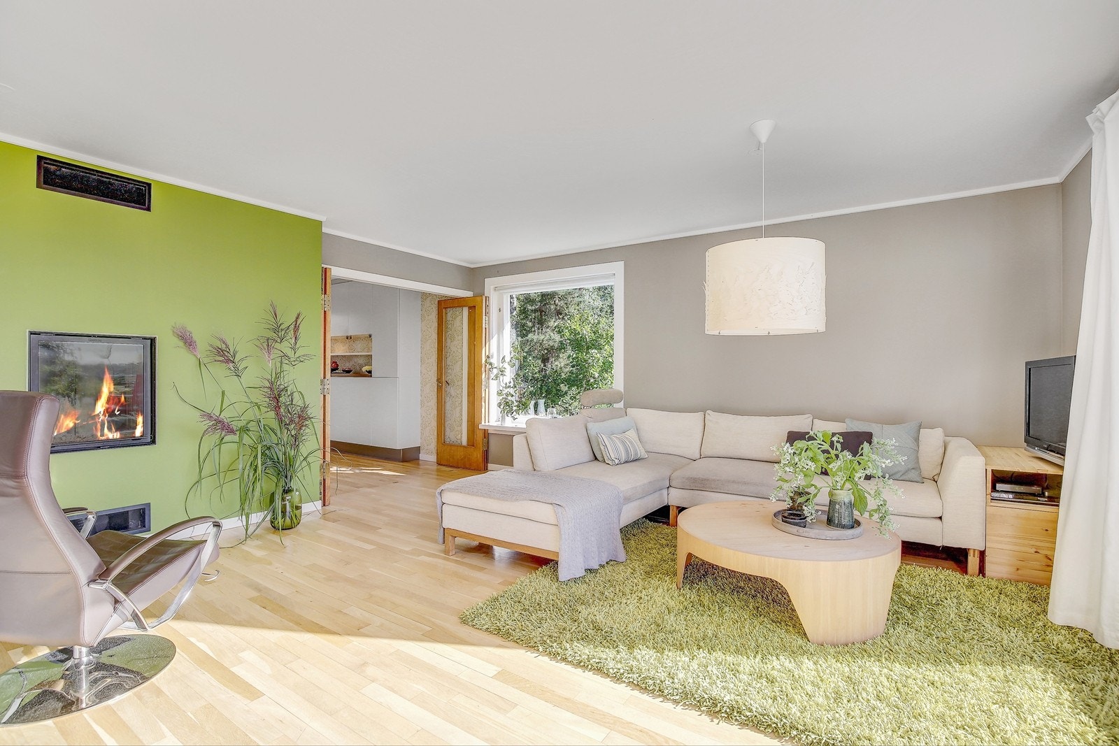 Stuen med peis og god plass til sofagruppe Galleribilde