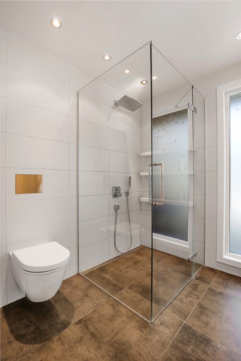 Pent flislagt bad med stort dusjhjørne Galleribilde