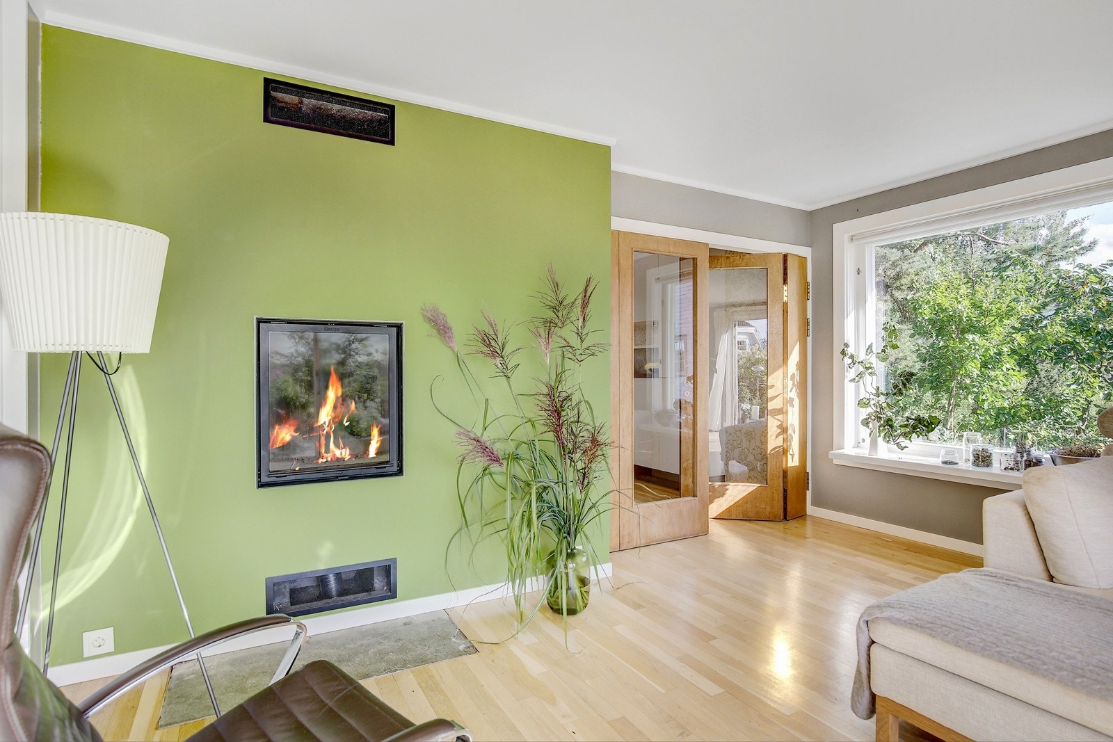 Stuen med peis og god plass til sofagruppe Galleribilde