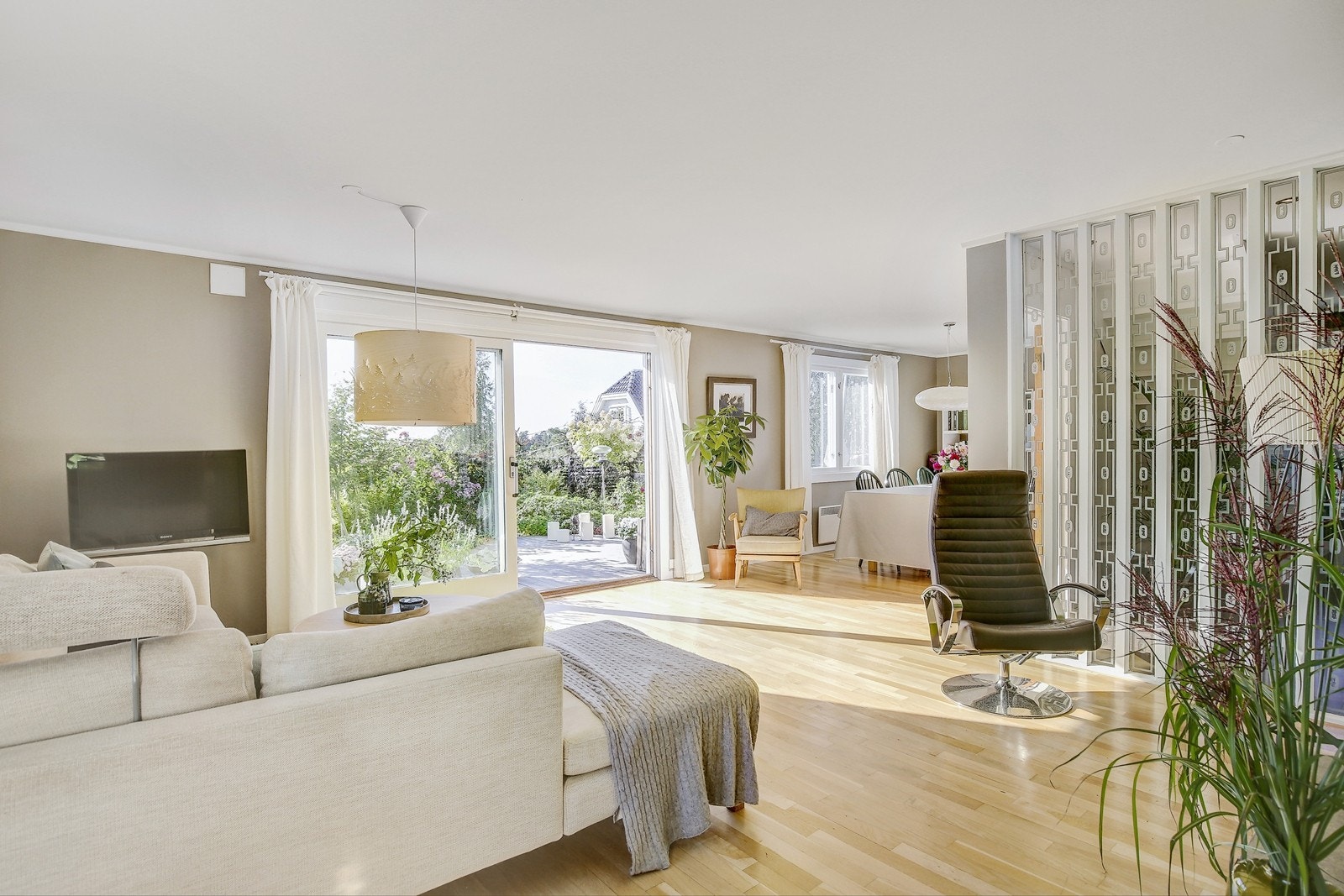 Stuen med utgang til solrik terrasse Galleribilde