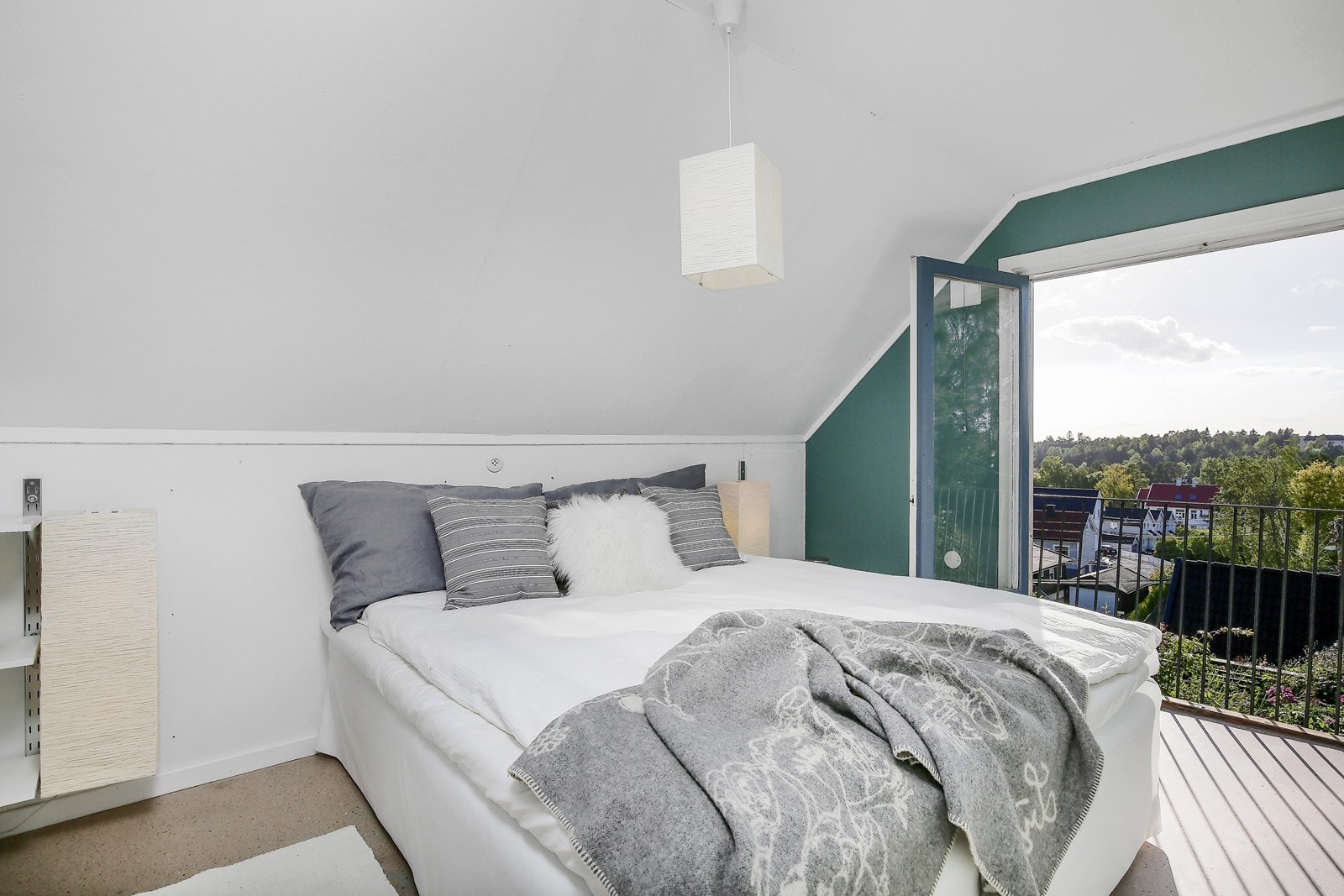 Soverom 2 med fransk balkong og flott usyn over nærområdet Galleribilde