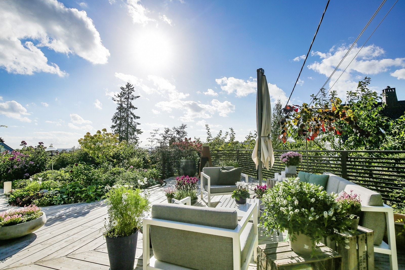 Vestvendt terrasse med gode solforhold Galleribilde