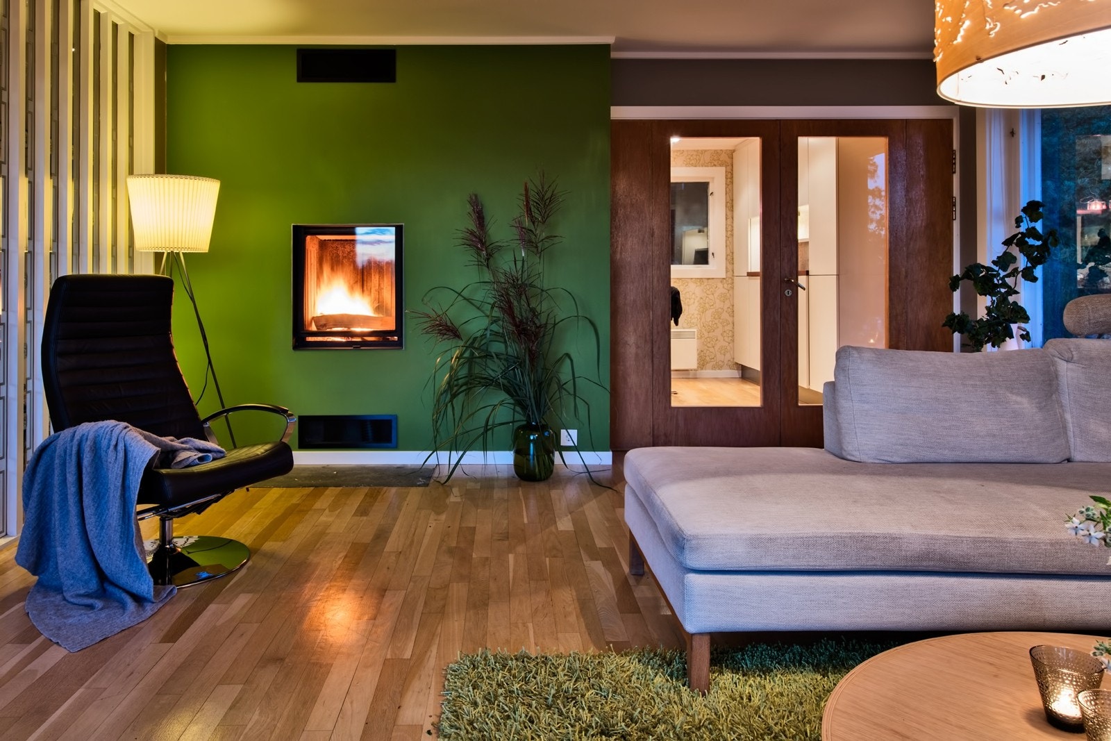 Stemningsbilde av stuen. Praktfull peis fra Contura som varmer og gir stemning Galleribilde