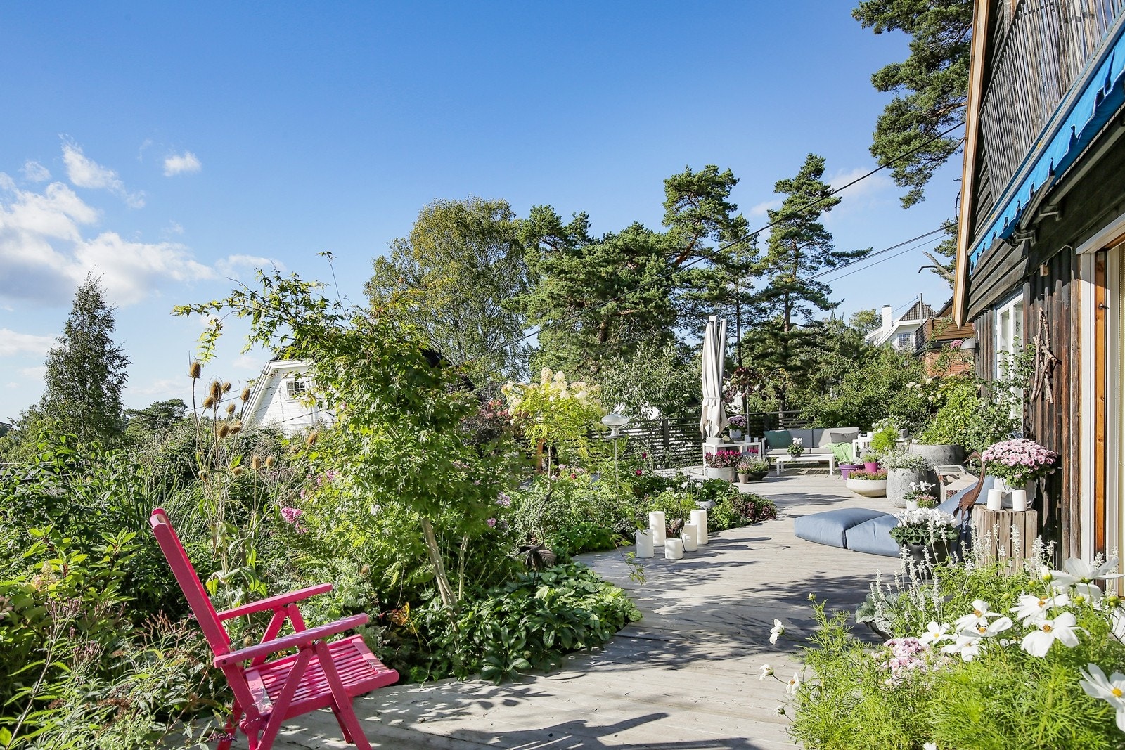 Vestvendt terrasse med gode solforhold Galleribilde