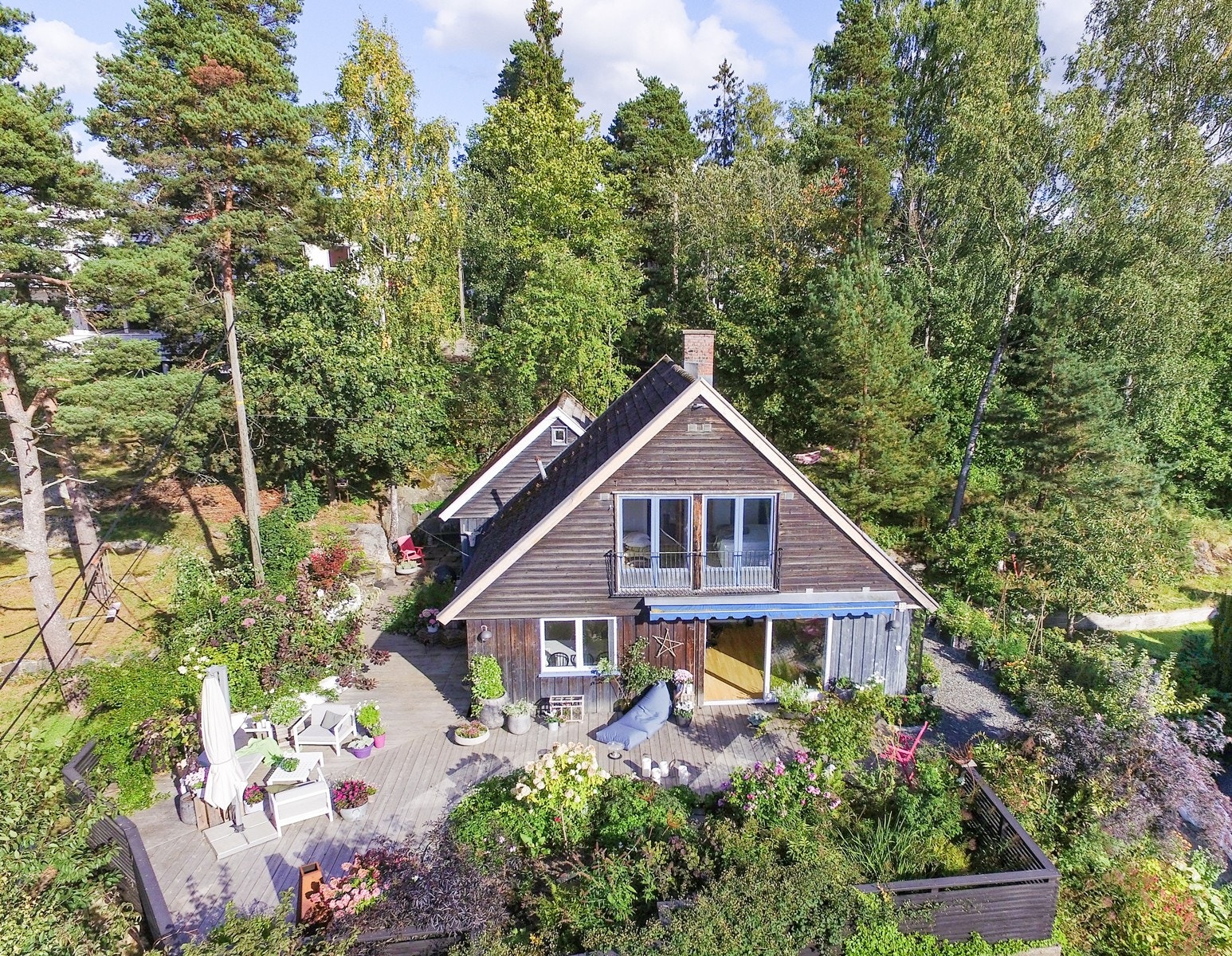 Boligen har solrik beliggenhet på en liten høyde Galleribilde