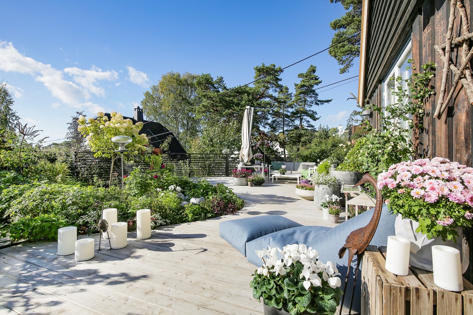 Vestvendt terrasse med gode solforhold - En egen liten oase Galleribilde