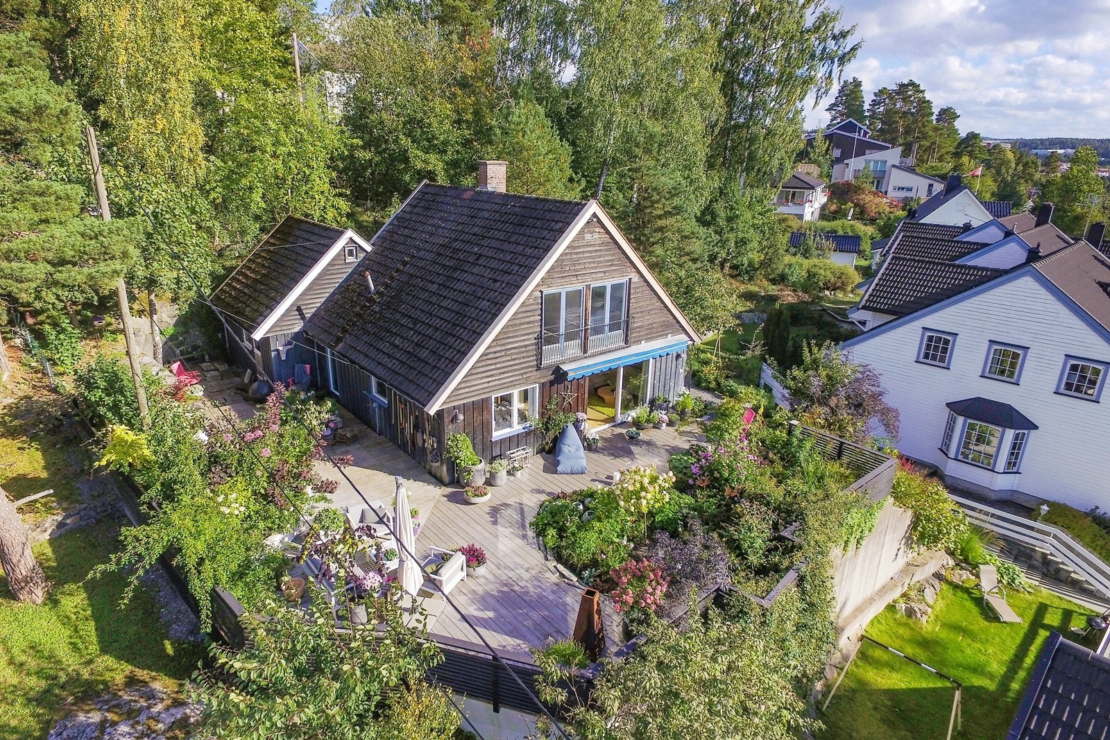 Fasaden - Boligen ligger godt tilbaketrukket fra veien i flotte grønne omgivelser Galleribilde