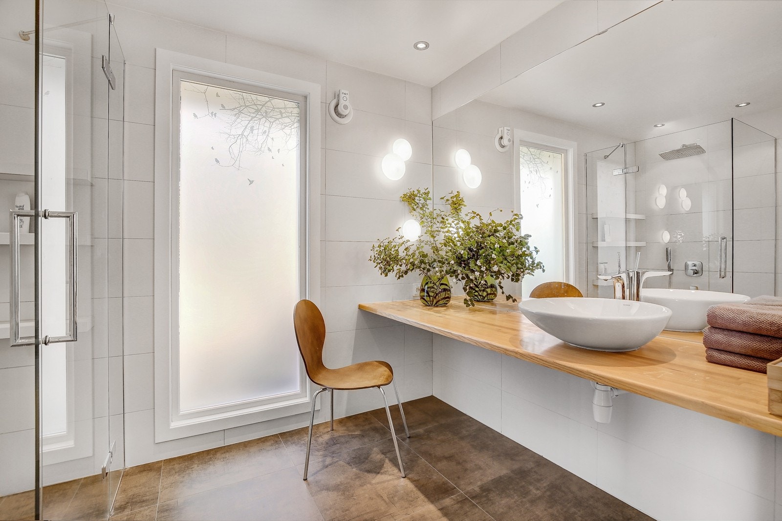 Pent flislagt bad med stort dusjhjørne Galleribilde